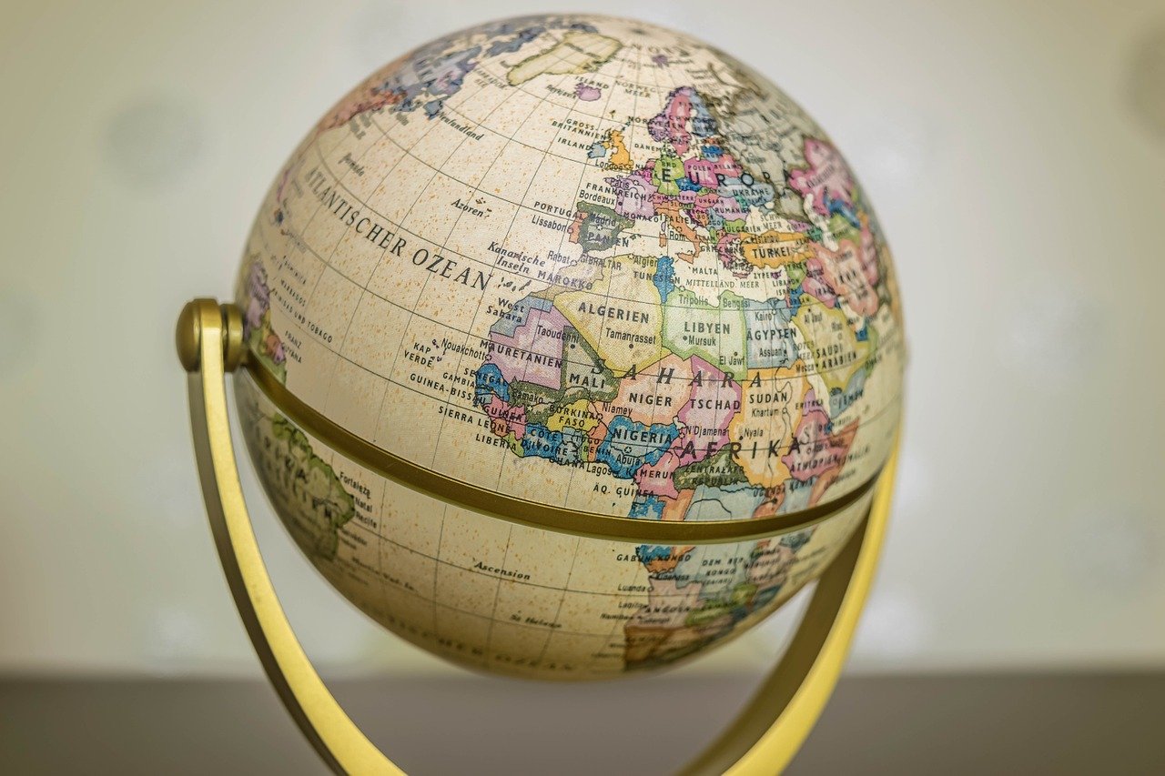 Globus in goldenem Ständer. Die Karte zeigt Afrika.