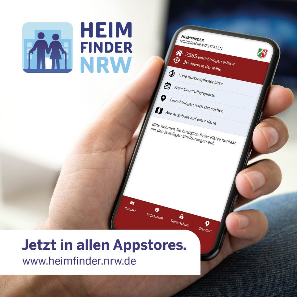 Bild einer Hand, die ein Handy festhält, auf dem die Heimfinder-NRW-App geöffnet ist.