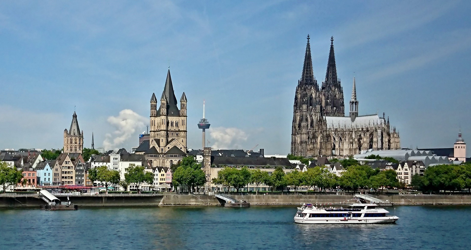 Skyline von Köln im Hintergrund. Vorne der Rhein.