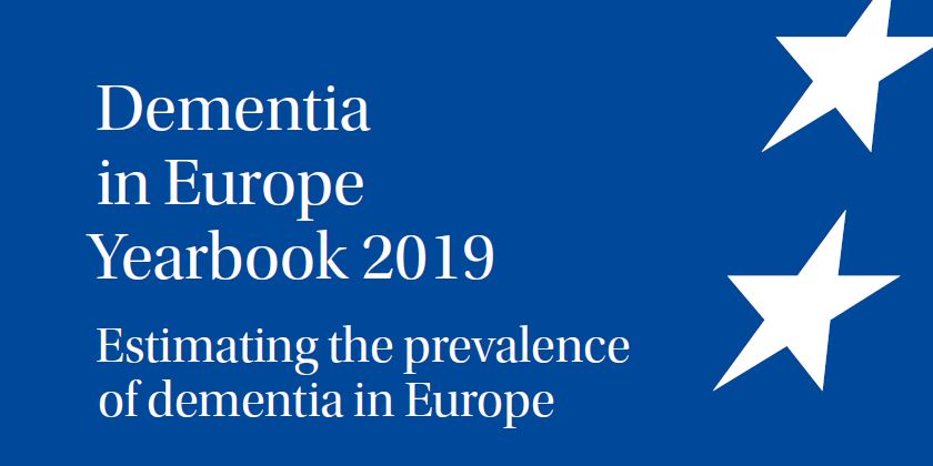 Titelbild des Beitrags. Zu sehen ist das Titelbild der Jahrbuchs "Dementia in Europe 2019" von Alzheimer-Europe. Ein blauer Hintergrund, auf dem in weiß die Sterne der EU-Flagge abgebildet sind.