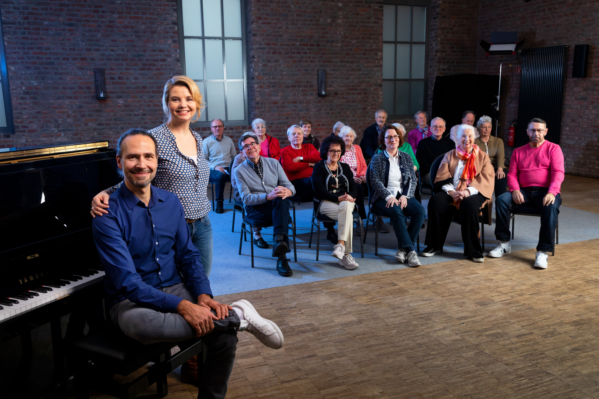 Annette Frier mit Chorleiter Eddi Hüneke und den Teilnehmern