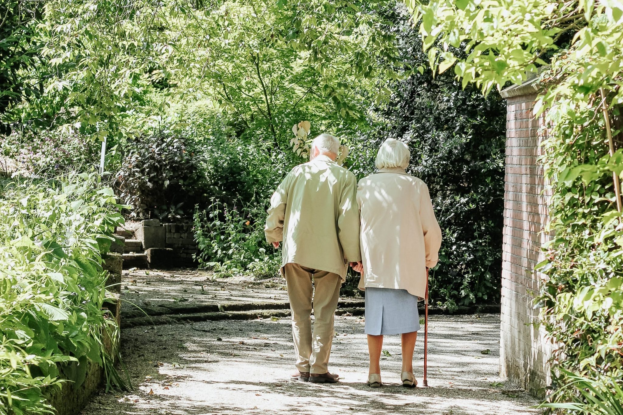 Zwei Senior*innen gehen spazieren.