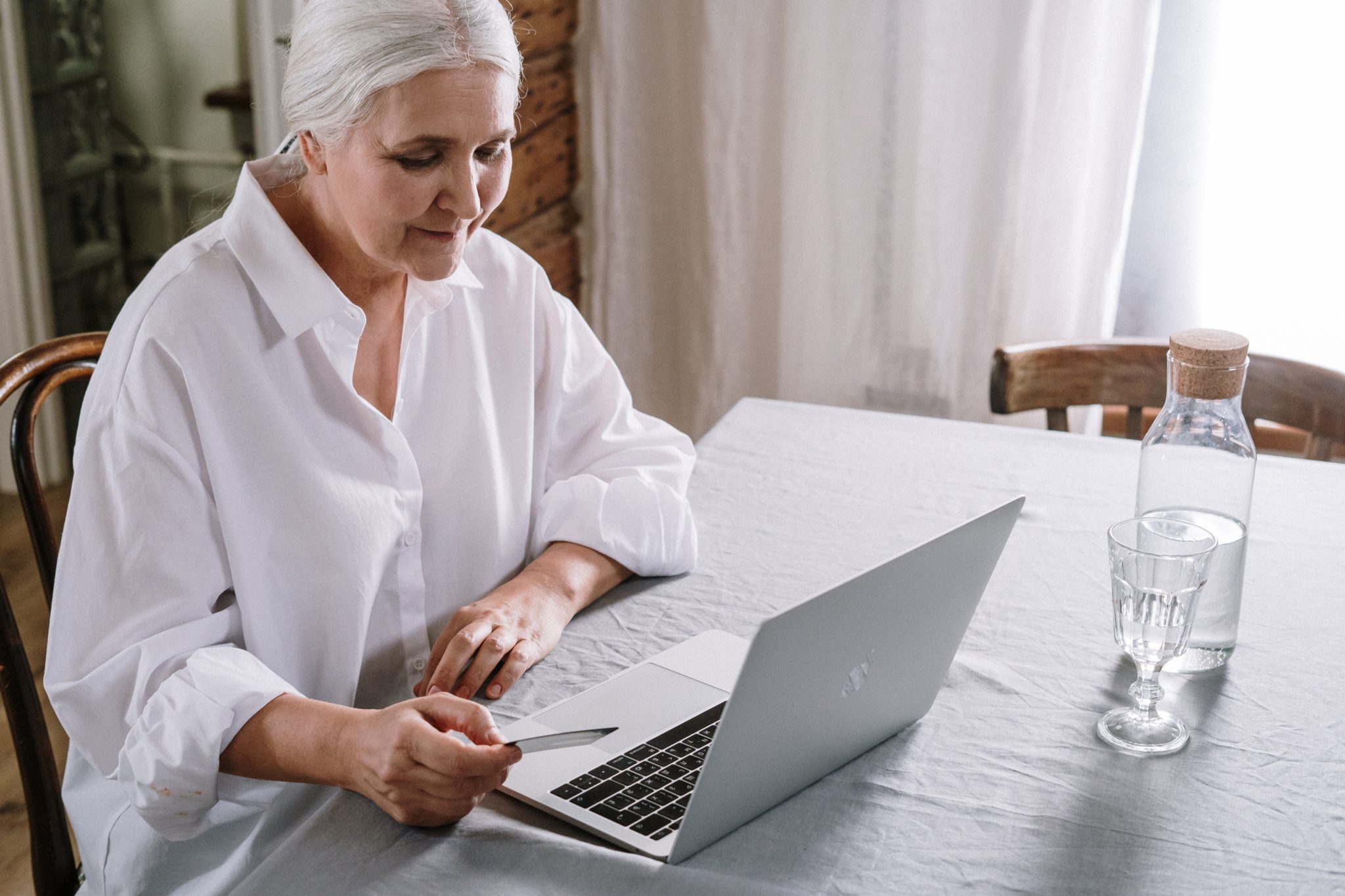 Frau am Laptop