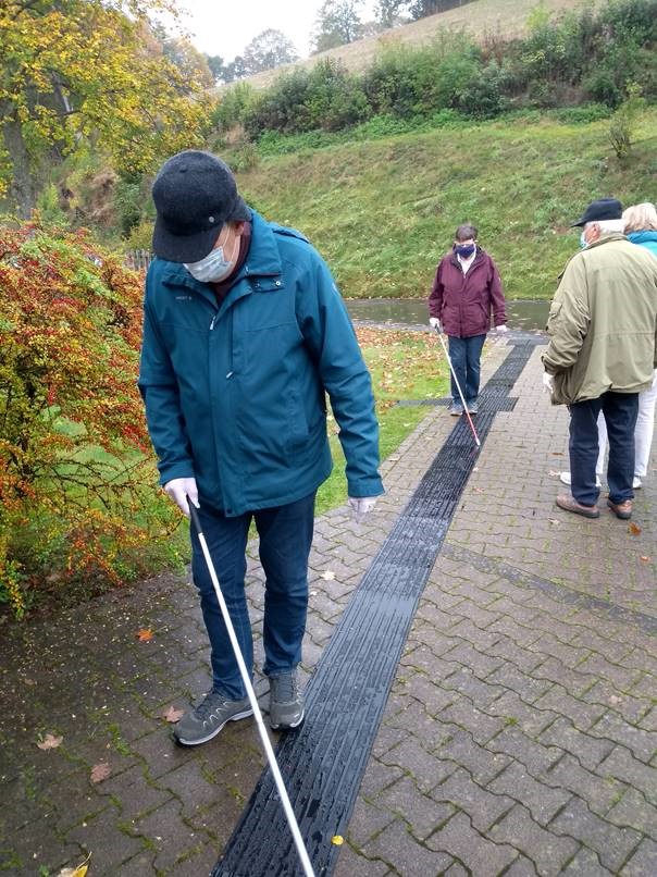 Gäste der „Woche des Sehens“ testen einen Langstockparcours am 09.10.2020 in Bad Berleburg. Foto: BSVW e.V. BG Wittgenstein und Umgebung