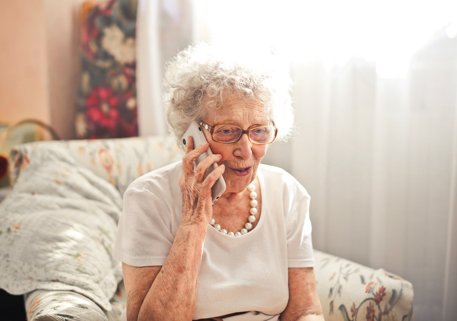 Frau mit Telefon