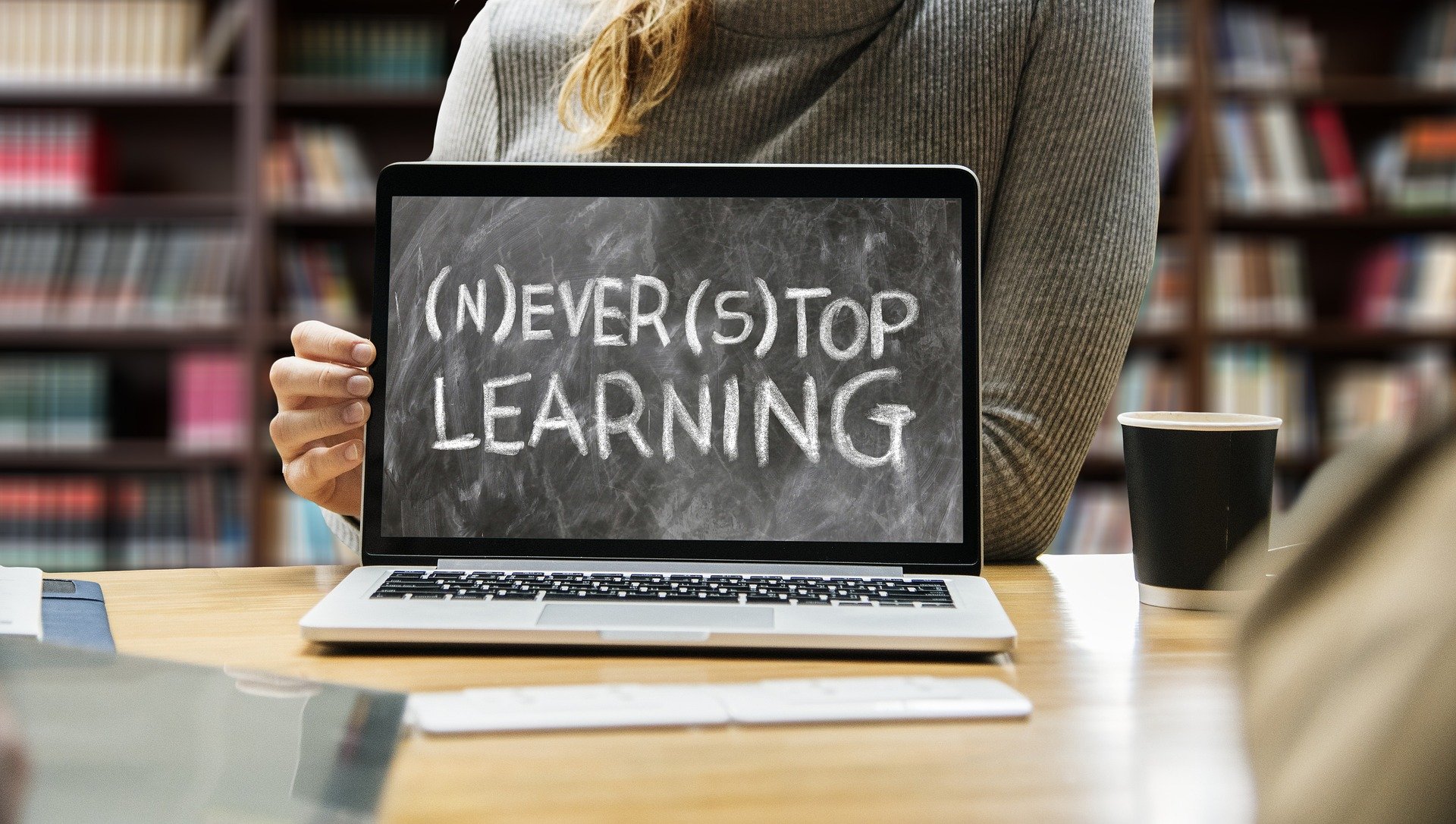 Symbolbild eines aufgeklappten Laptops, auf dem (n)ever (s)top learning zu lesen ist.