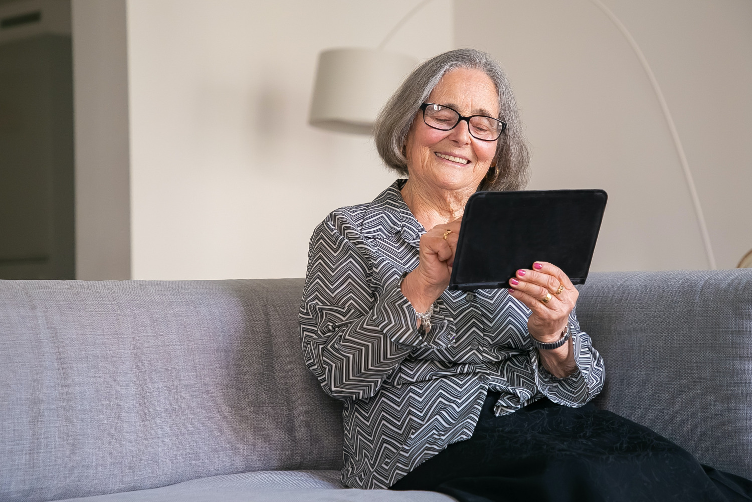 Frau mit Tablet