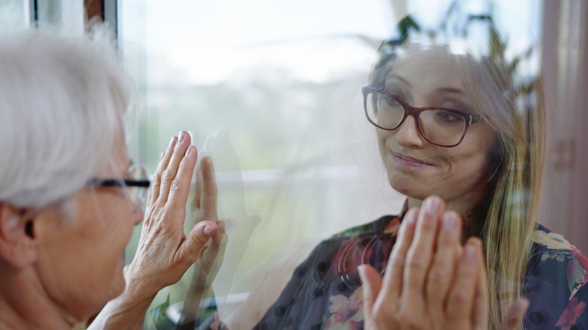 Frauen an Fensterscheibe