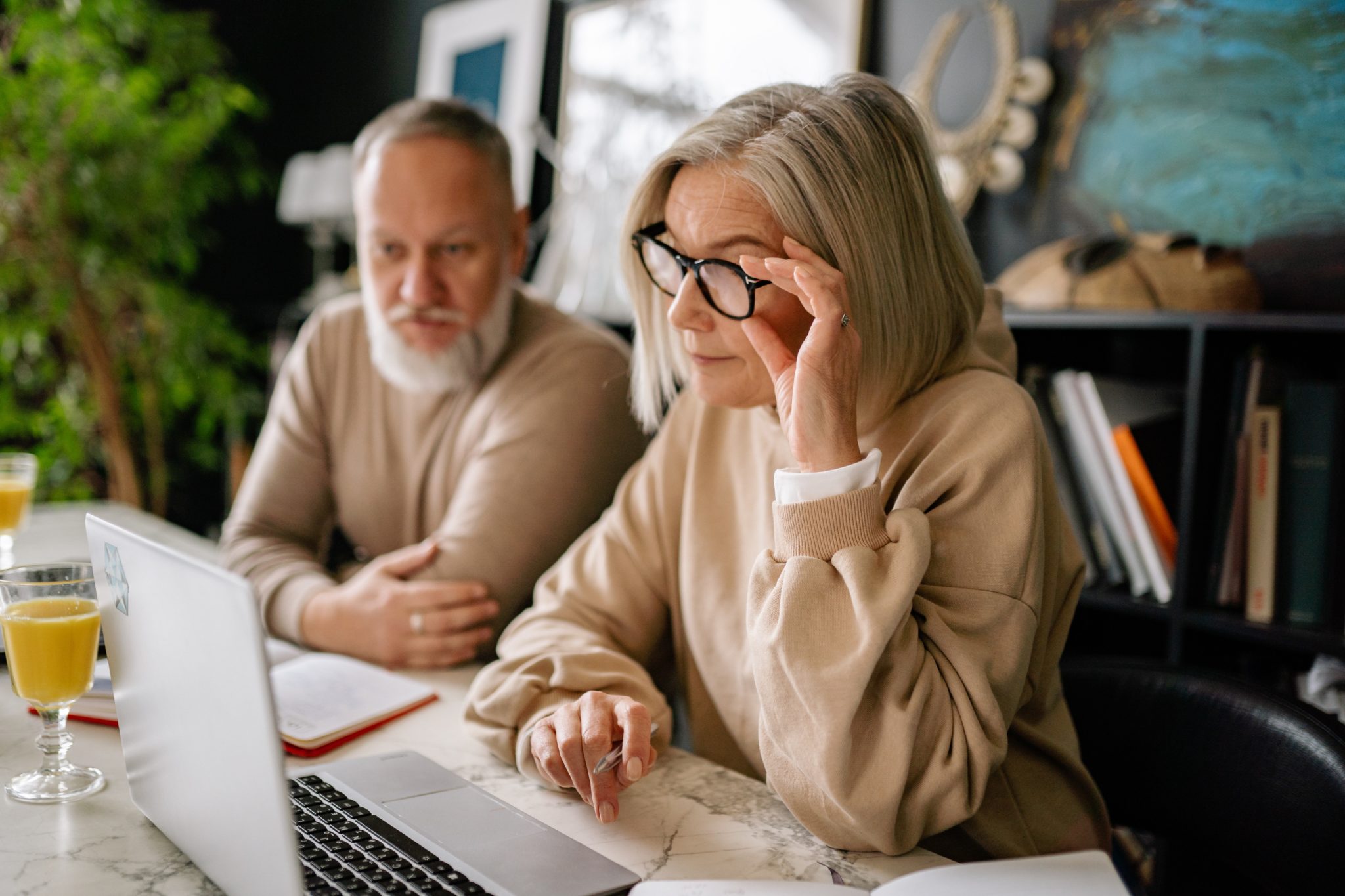 Mann und Frau sitzen vor einem Laptop