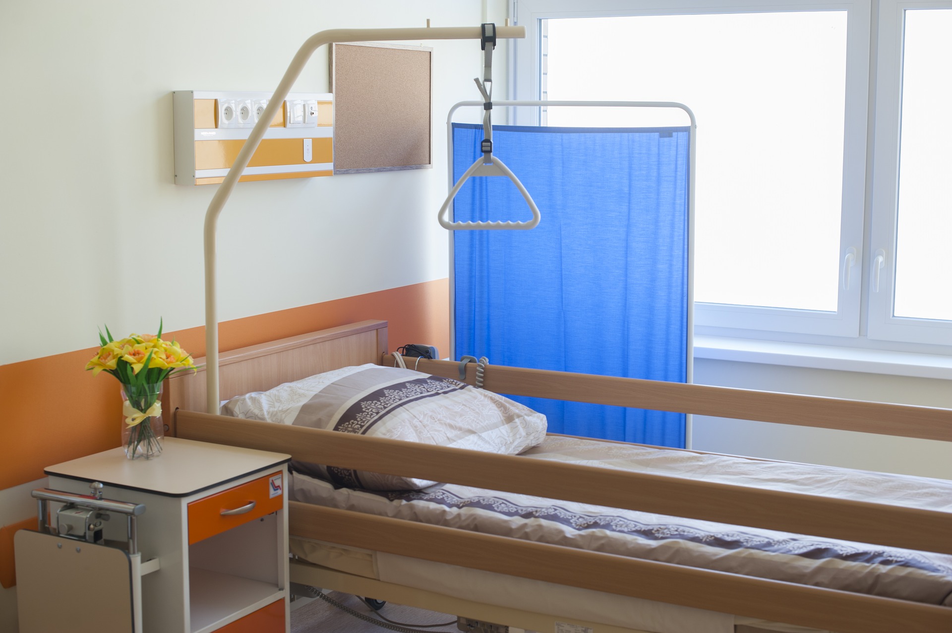 Pflegebett in einem Krankenhauszimmer