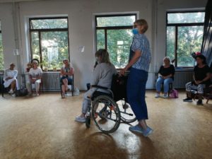 Die Veränderung der Sitzposition in einem Rollstuhl wird demonstriert.