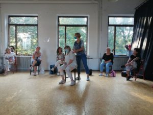 Die Referentin zeigt an, wie einfach eine person in eine Richtung bewegt werden kann durch Gewichtsverlagerung