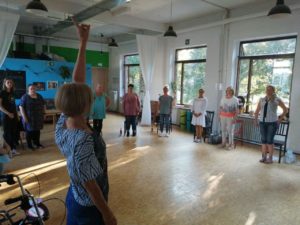 Die Referntin zeigt an, was Aufrecht stehen bedeutet und welche Wirkung Kleinigkeiten wie die Blickrichtung bewirken können.