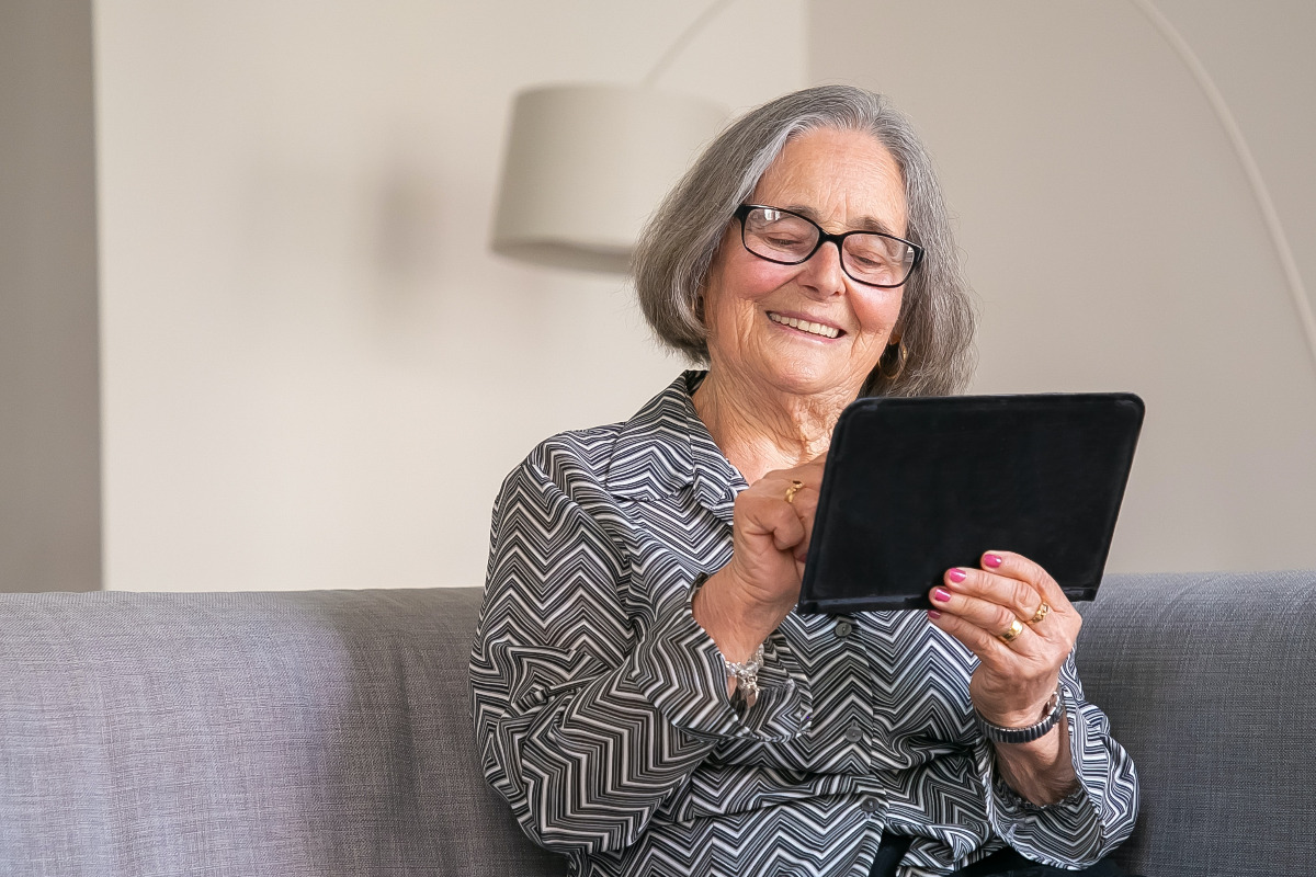 Frau mit Tablet