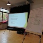 Leinwand und Flipchart zum Thema "Substanzprobleme ansprechen"