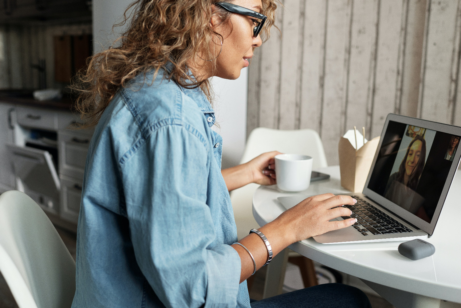 Frau mit Laptop bei Videotelefonie