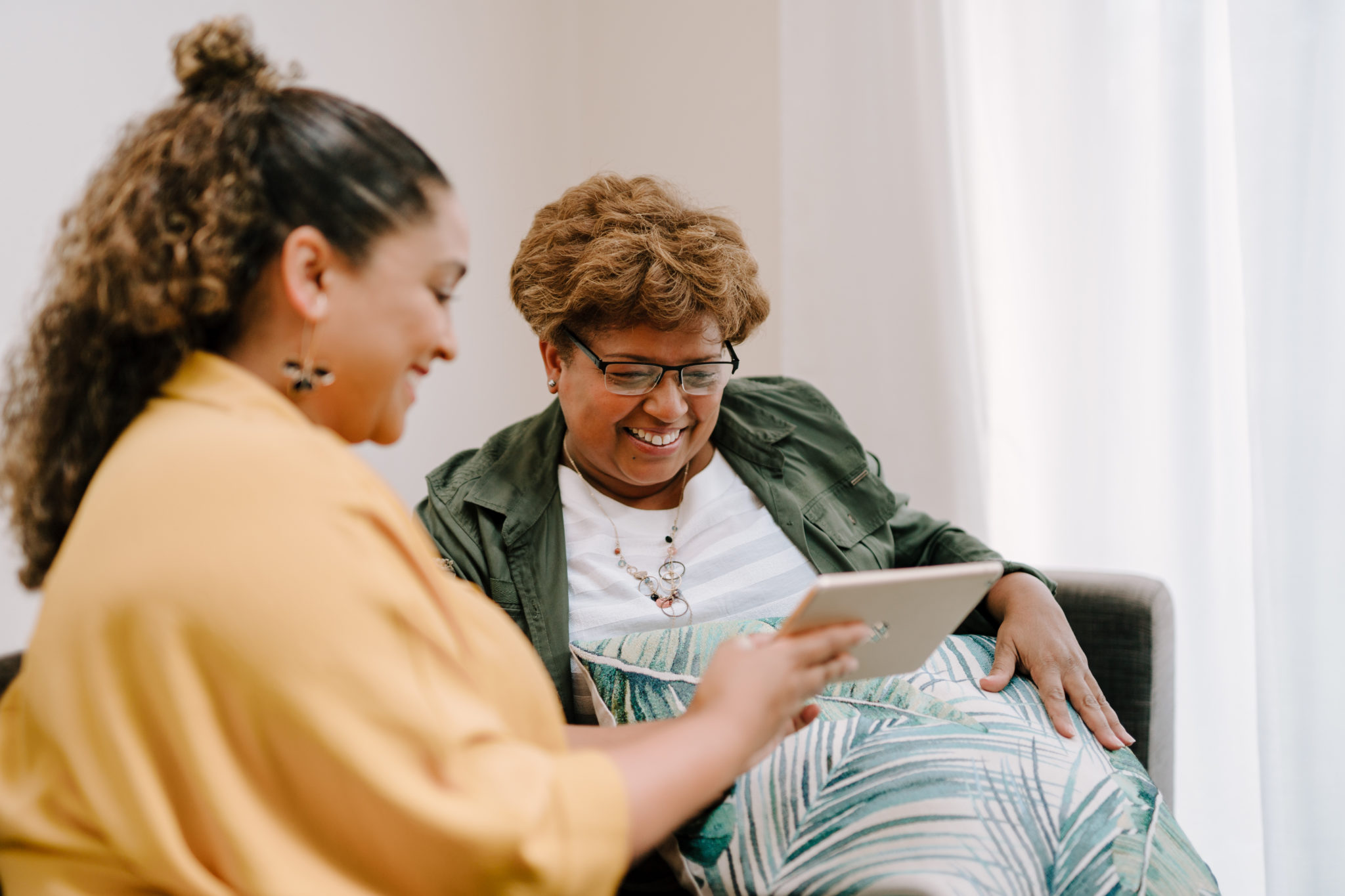 Zwei Frauen mit Tablet