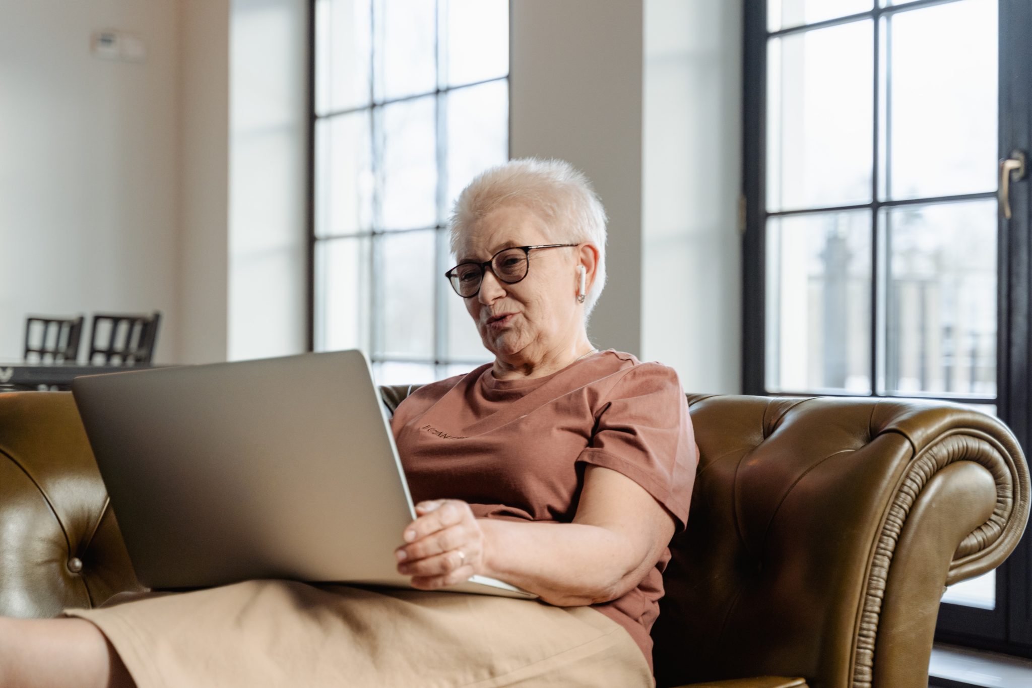 Frau am Laptop