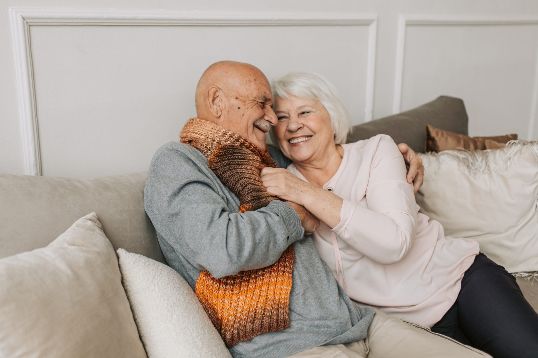 Mann und Frau auf der Couch