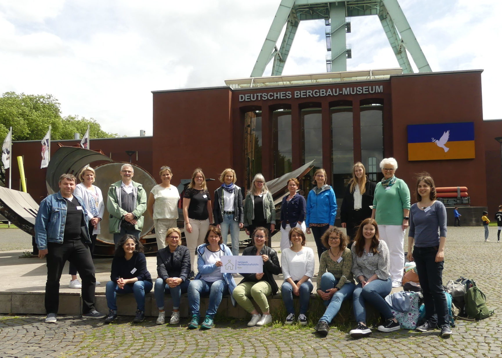 Gruppenfoto der Netzwerkpartner*innen vor dem Bergbaumuseum