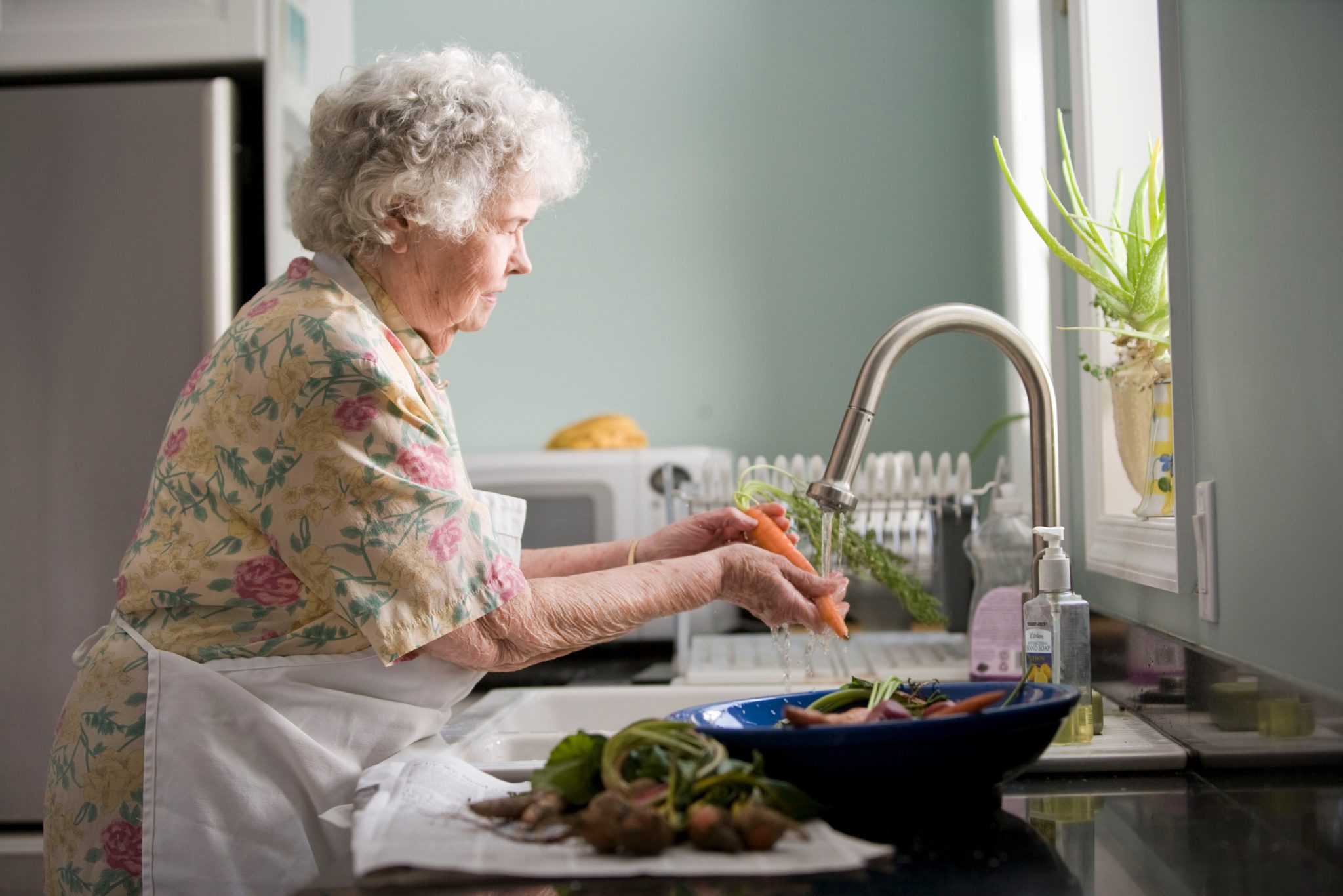 Frau bereitet Essen zu