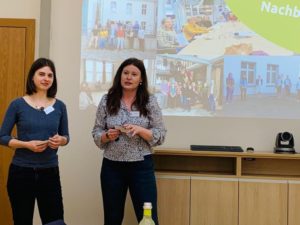 Andrea Kaesberger und Leonie Duffek begrüßen die Anwesenden