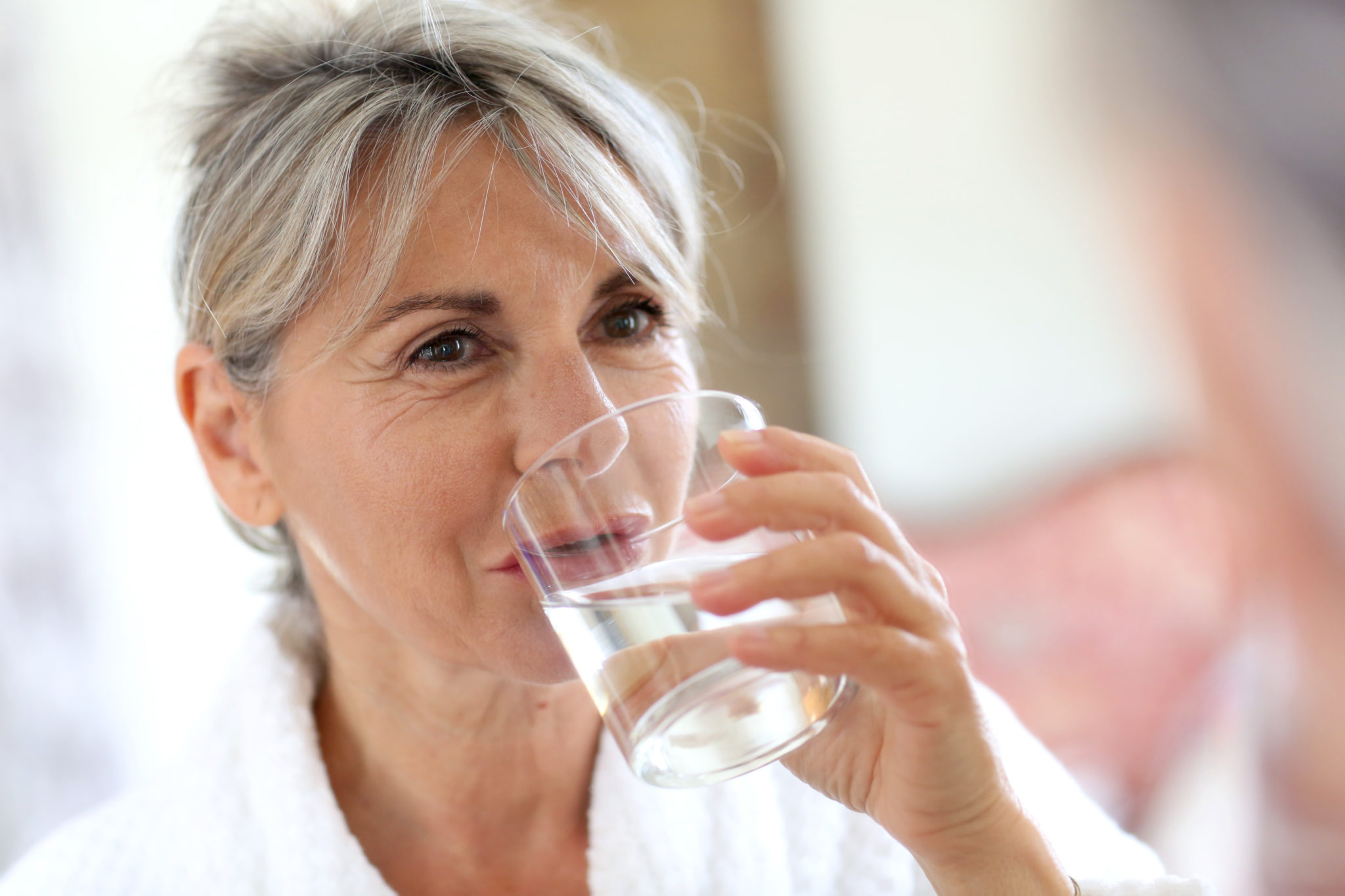 Frau trinkt Wasser