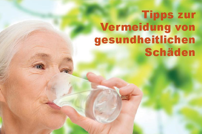 Eine alte Frau trinkt Wasser aus einem Glas und die Überschrift Tipps zur Vermeidung von gesundheitlichen Schäden