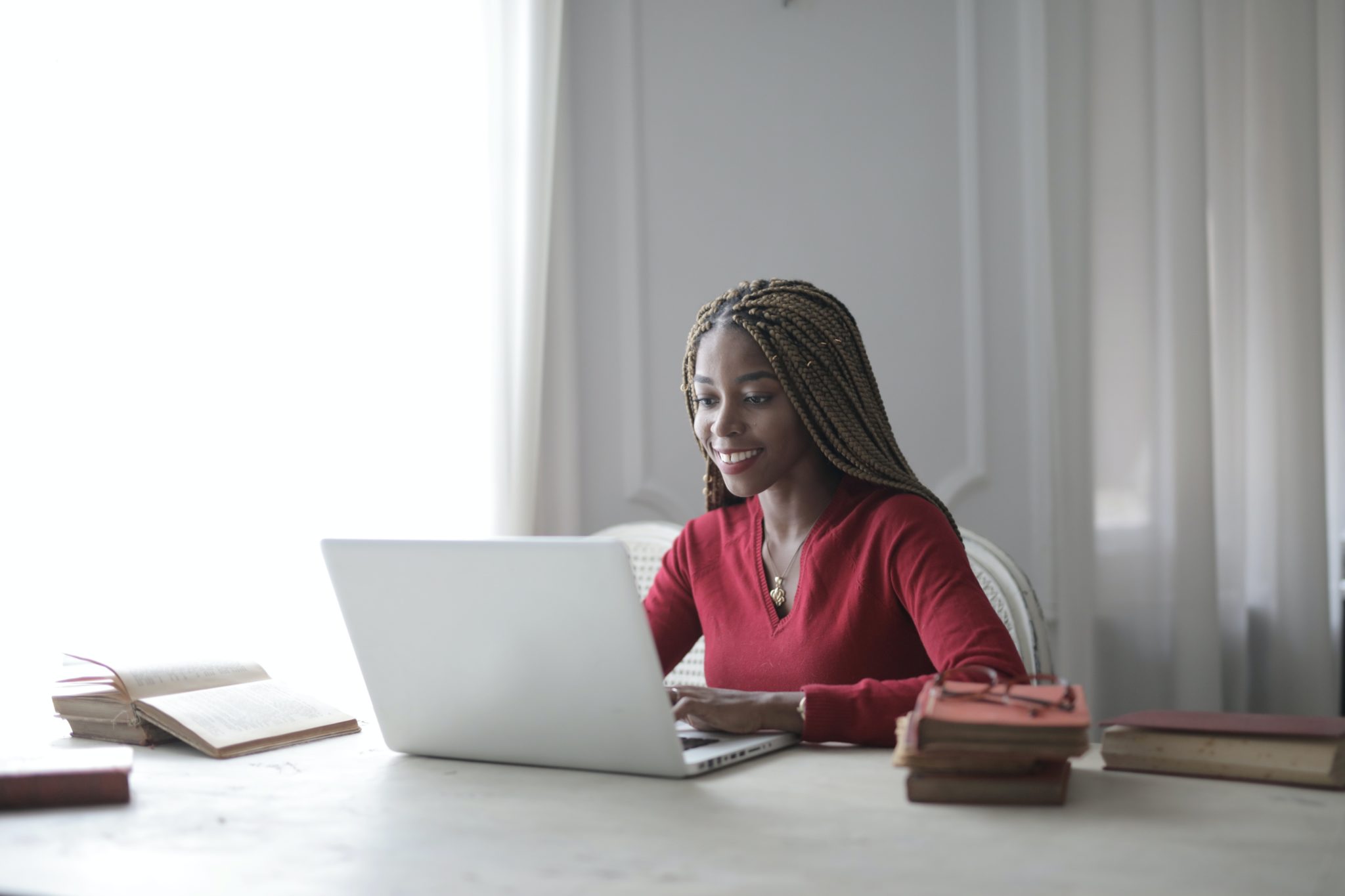 Junge Frau sitzt am Laptop