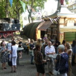 Kaffeepause im Hof des heimatmuseums Unser Fritz, im Hintergrund eine alte Trinkhalle sowie eine Dampflok