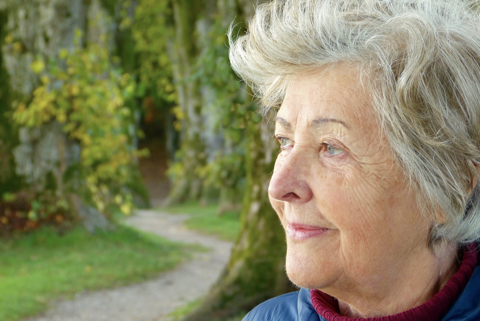 Frau im Grünen von der Seite fotografiert