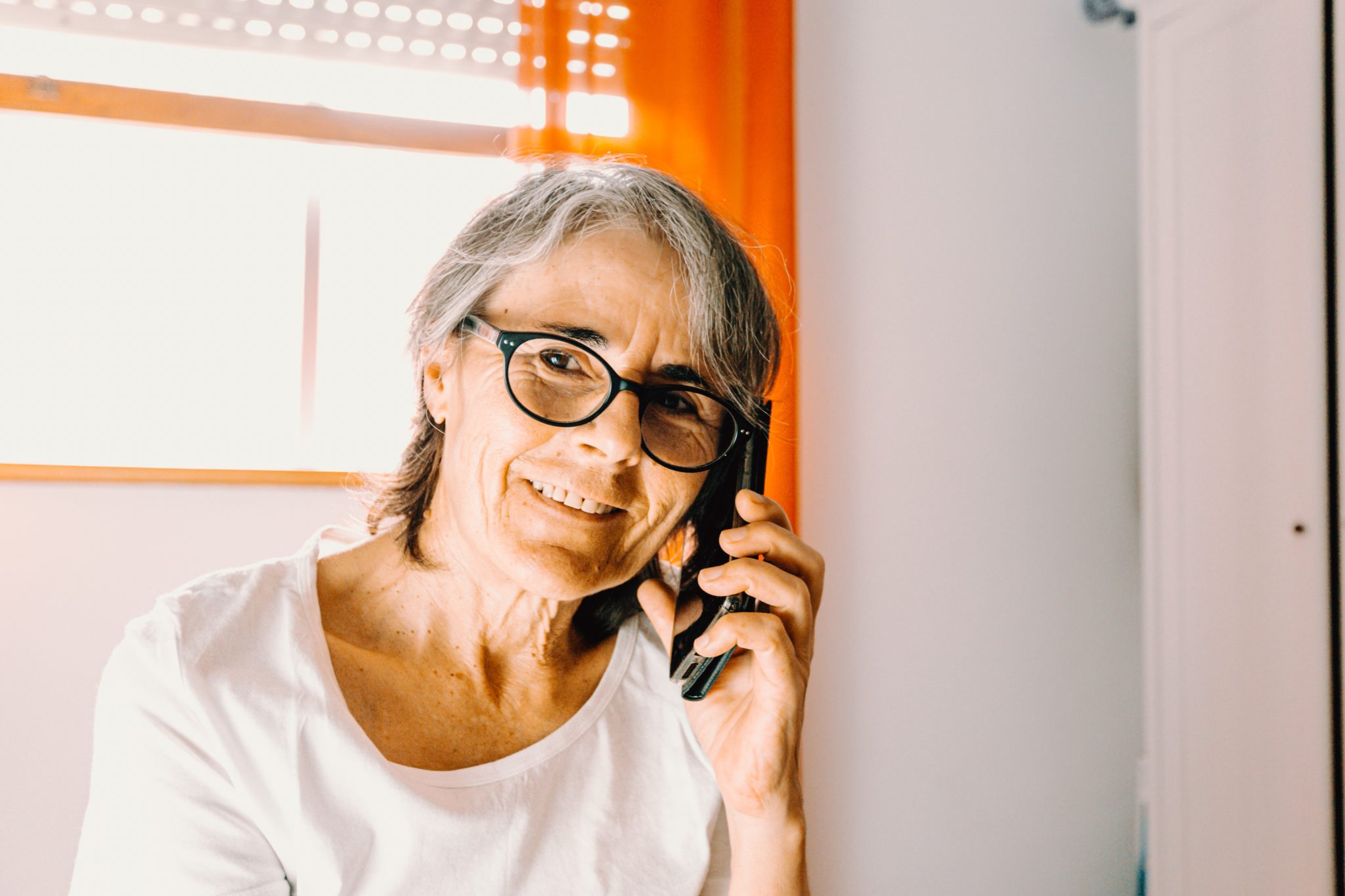 Ältere Dame telefoniert