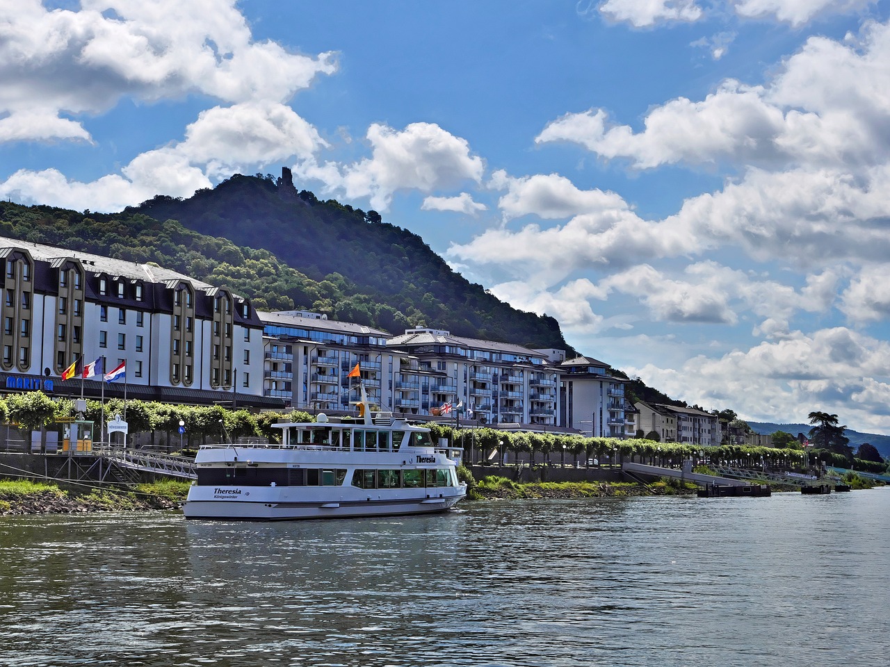 Rhein und Häuserzeile in Königswinter