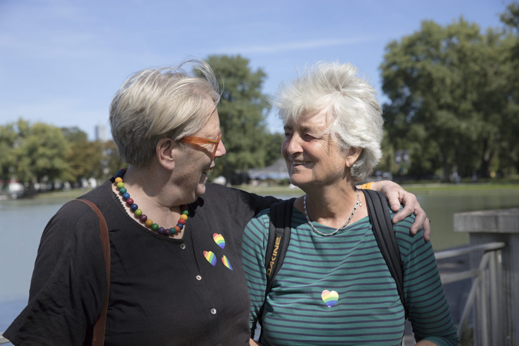 Zwei Frauen beim Spaziergang