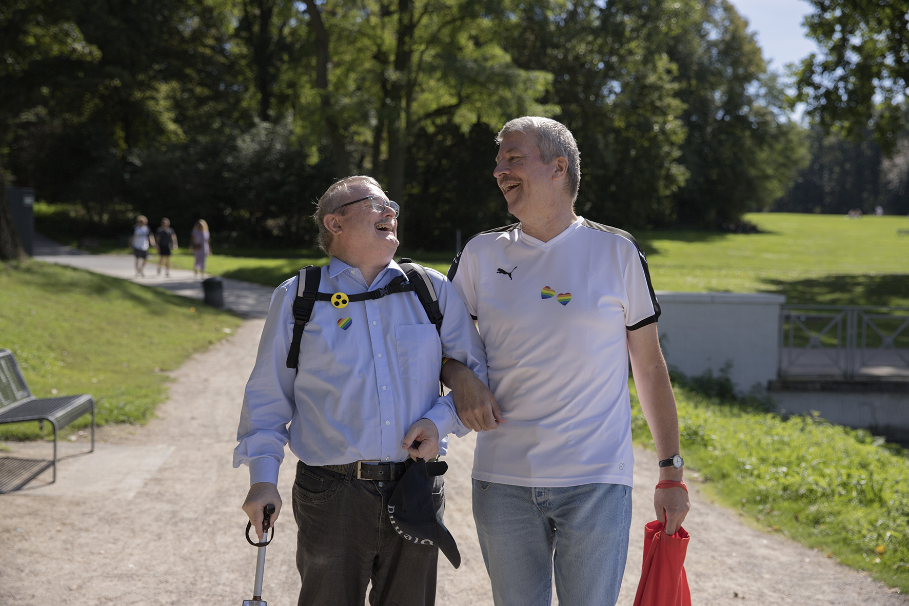 Zwei Männer beim Spaziergang