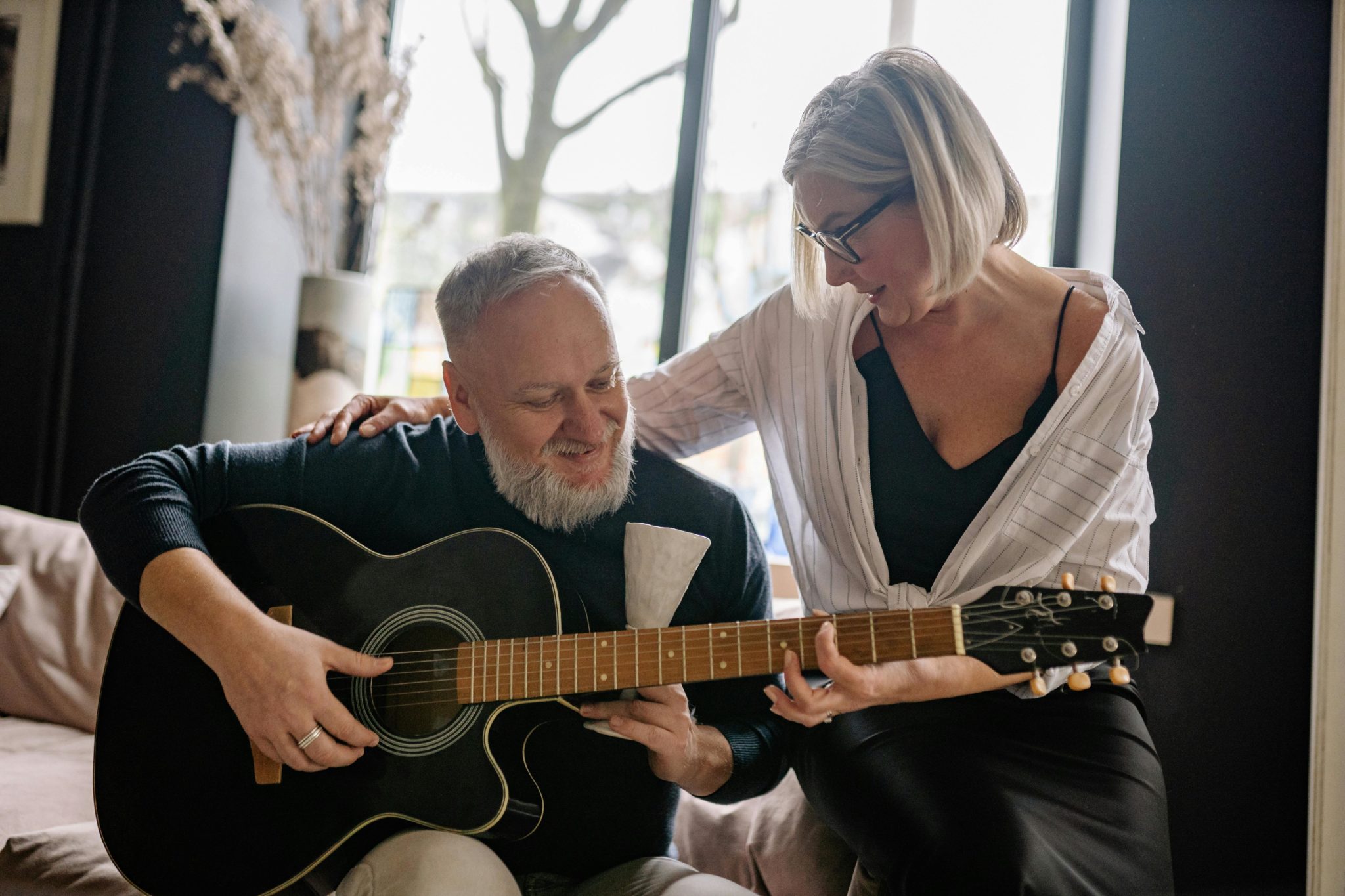 Mann und Frau mit Gitarre