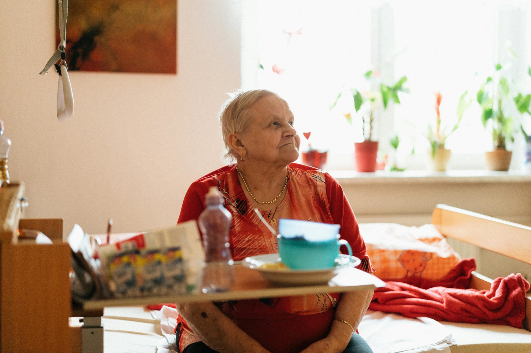 Alte Frau sitzt in ihrer Wohnung