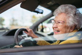 Frau am Steuer eines Autos.