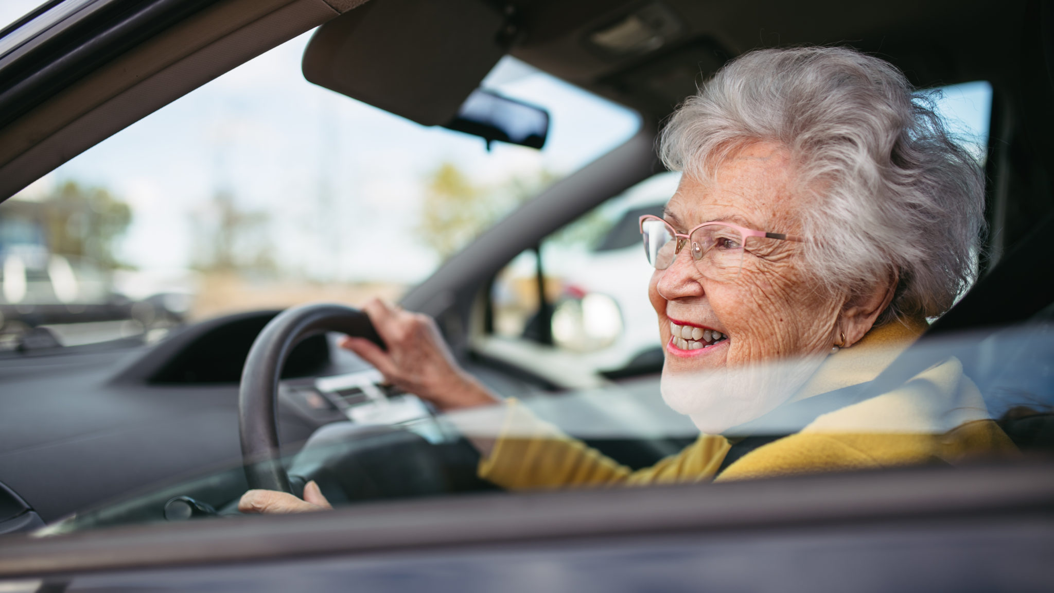 Frau am Steuer eines Autos.