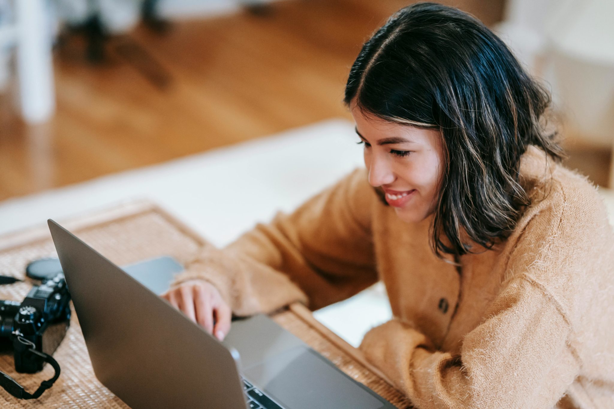 Frau sitzt am Laptop