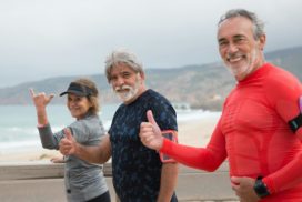 man sieht drei ältere Menschen beim Sport, sie zeigen einen Daumen nach oben und grinsen