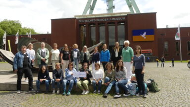 Gruppenbild der Netzwerkmitglieder vor dem Bergbaumuseum Bochum