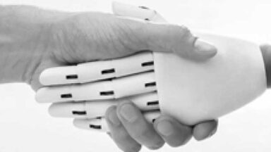 Zu sehen ist das Titelbild des Beitrag. Die hand eines Menschen schüttelt eine Robotorhand.