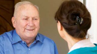 Titelbild des Beitrags. Zu sehen sind ein Senior und eine Frau