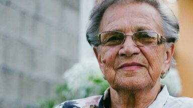 Eine Seniorin mit Brille im Porträt.