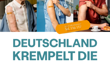 3 Personen mit hochgekrempelten Ärmeln zeigen die Pflaster von ihrer Corona-Impfung.