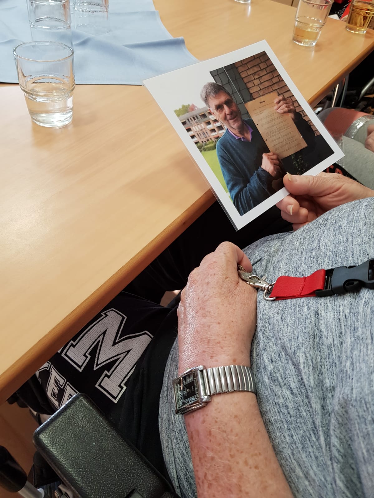 Mann hält Foto eines Spielers