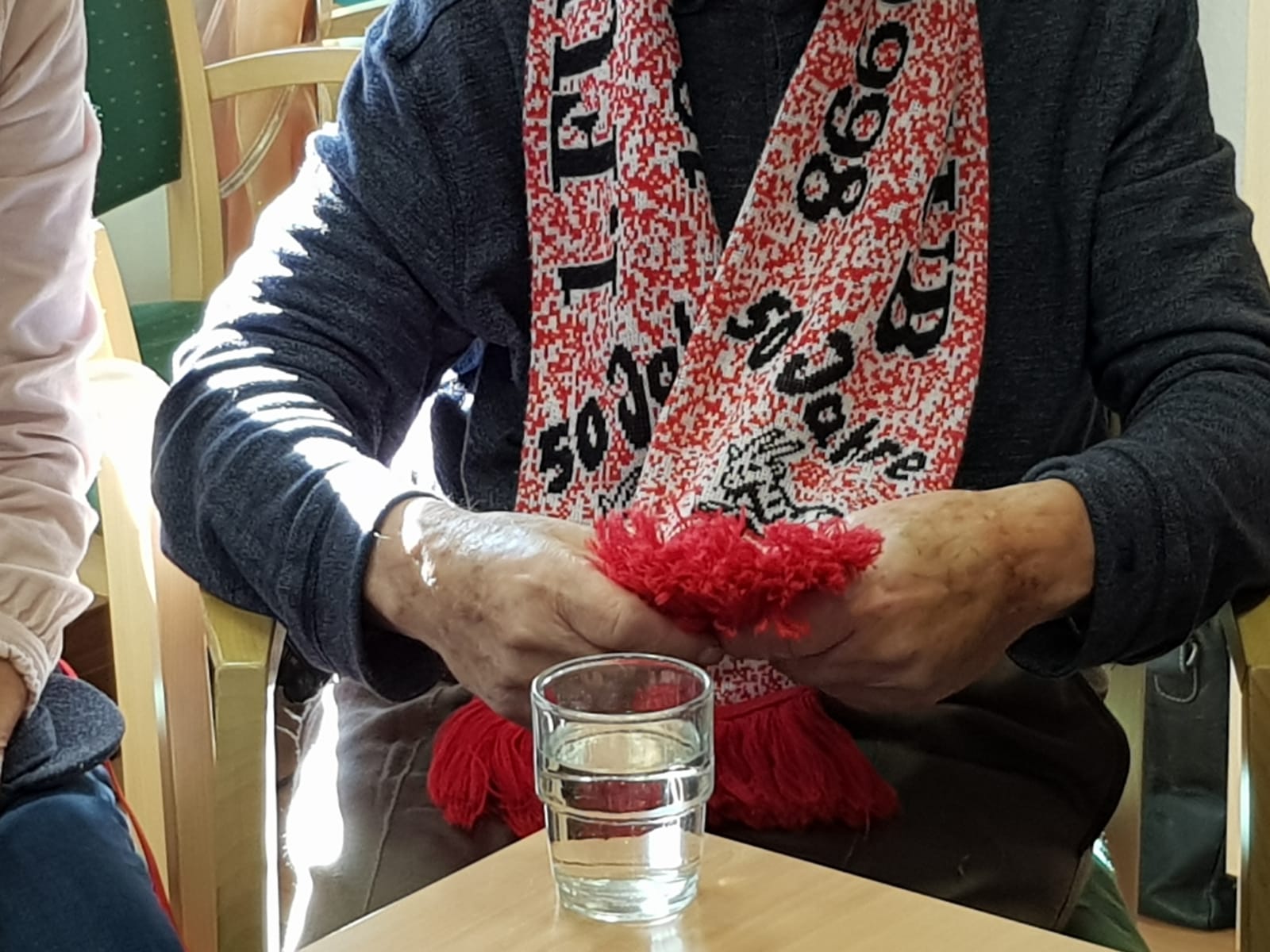 Ein Mensch mit einem FC-Schal