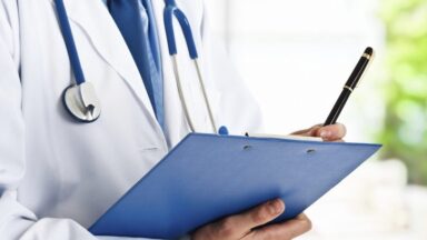 Ein Arzt mit einem Notizbrett.