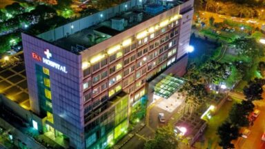 Ein Krankenhaus bei Nacht und aus der Vogelperspektive.